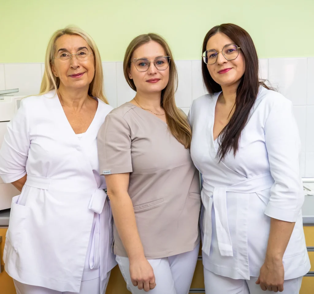 Zespół trzech dentystek w gabinecie stomatologicznym